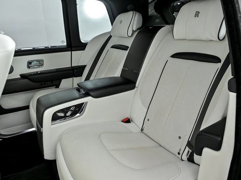 Used 2019 Rolls-Royce Cullinan image 24