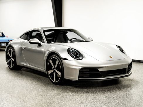 Used 2025 Porsche 911 Carrera image 3