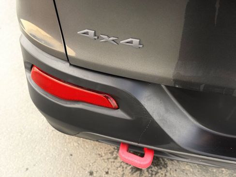 Used 2016 Jeep Cherokee Trailhawk image 11