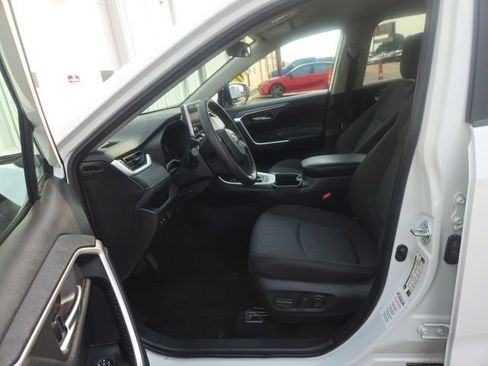 Used 2025 Toyota RAV4 XLE AWD/4WD image 2