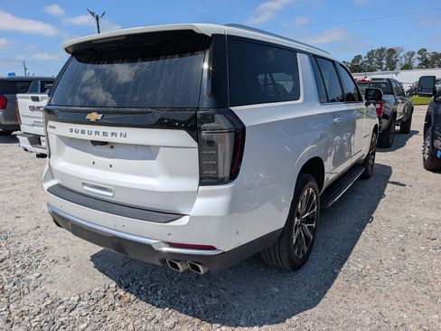 Used 2025 Chevrolet Suburban High Country RWD image 3
