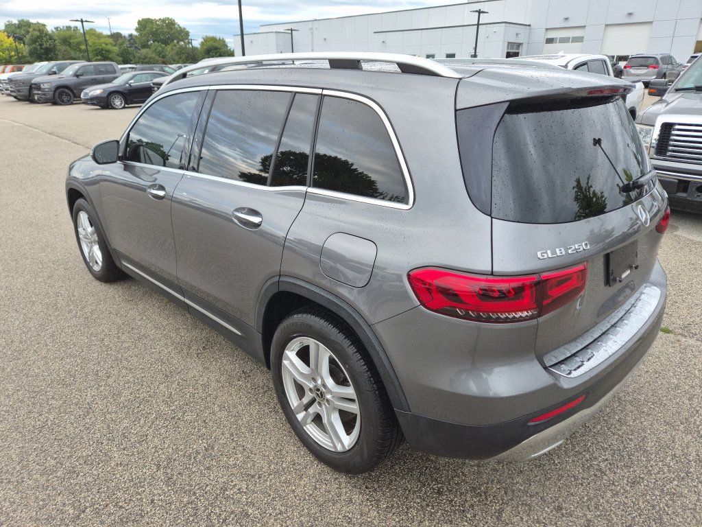 Used 2021 Mercedes-Benz GLB 250 4MATIC w/ Premium Package image 2