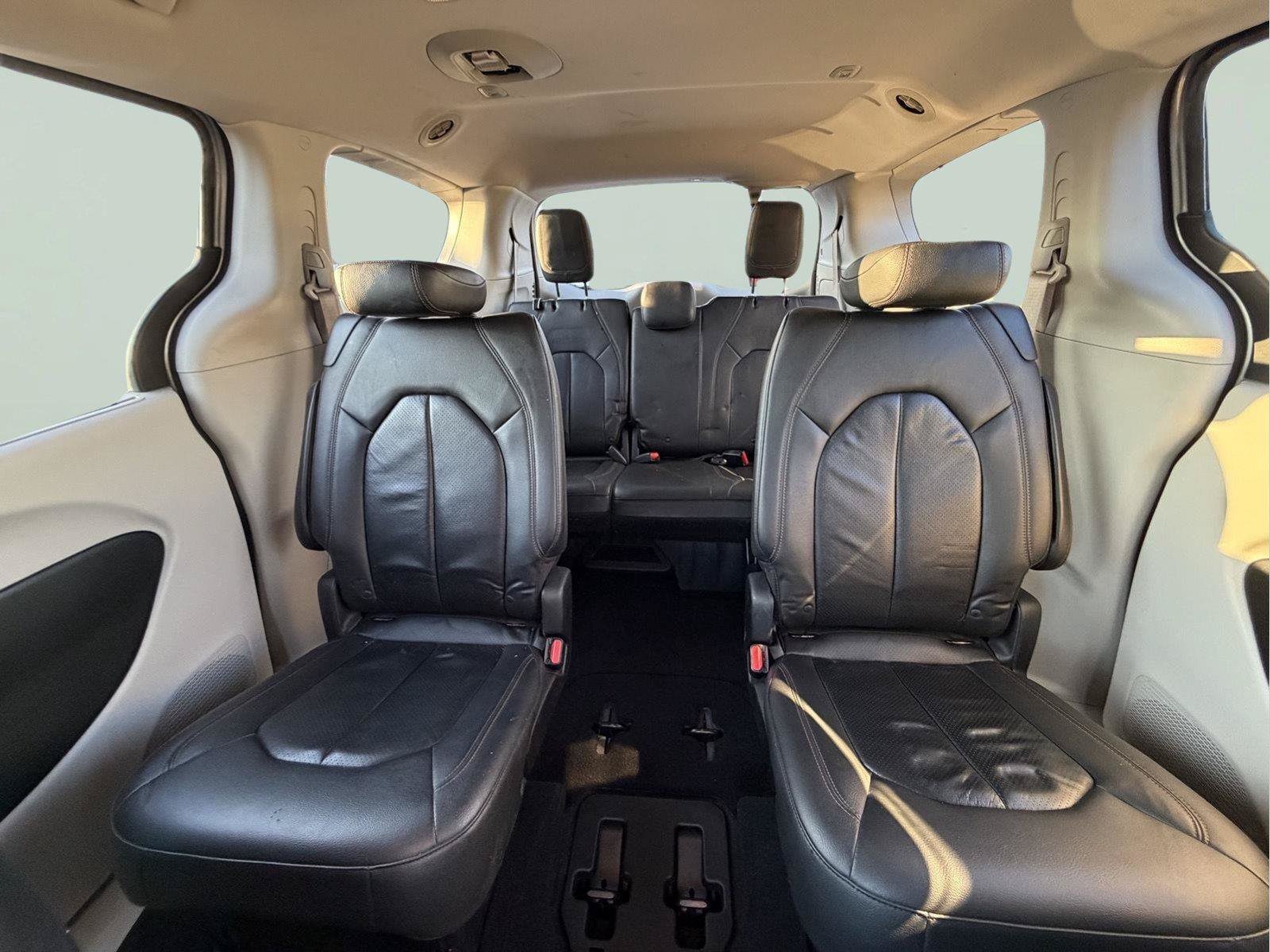 Used 2018 Chrysler Pacifica Touring-L FWD image 30