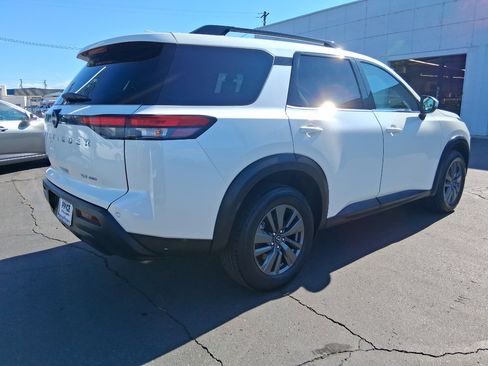 Used 2024 Nissan Pathfinder SV image 3