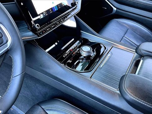 Used 2024 Jeep Wagoneer L Series II w/ Flexible Seating Group image 17