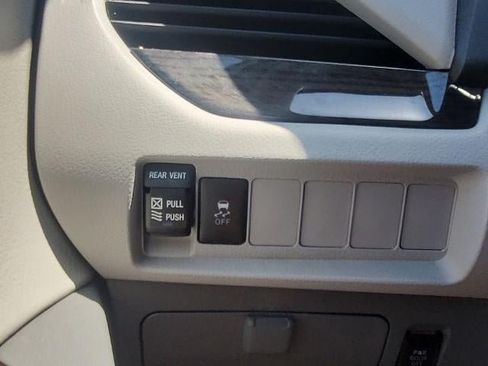 Used 2019 Toyota Sienna XLE FWD image 17