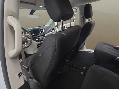 Used 2022 Chrysler Voyager LX FWD image 14