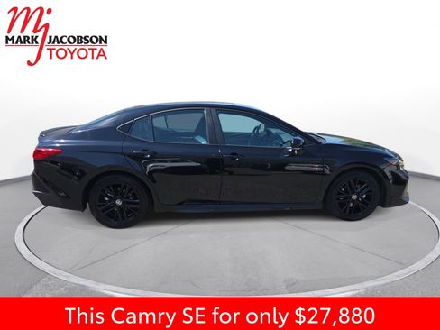 Used 2025 Toyota Camry SE FWD image 7