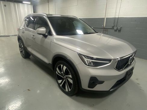 Certified 2025 Volvo XC40 B5 Plus image 4
