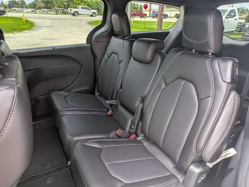 New 2027 Chrysler Pacifica Select FWD image 25