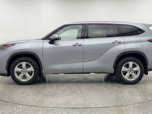 Used 2025 Toyota Highlander LE FWD image 5