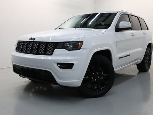 Used 2017 Jeep Grand Cherokee Altitude image 3