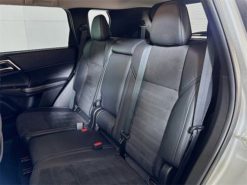 Used 2023 Mitsubishi Outlander SE image 20