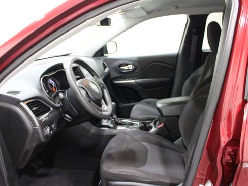 Used 2019 Jeep Cherokee Latitude w/ Popular Appearance Group FWD image 3