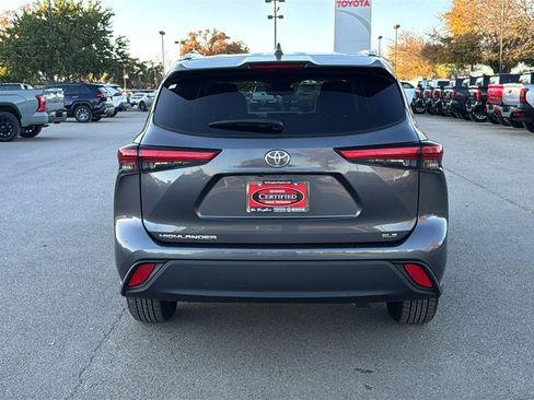 Used 2023 Toyota Highlander XLE image 4