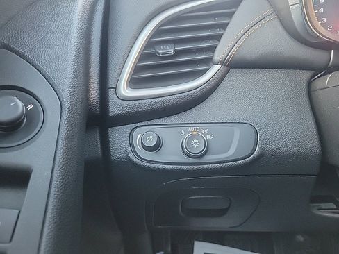 Used 2020 Chevrolet Trax LT w/ LT Convenience Package image 7