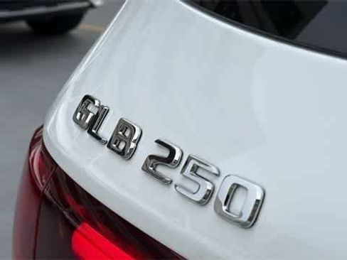 Used 2025 Mercedes-Benz GLB 250 4MATIC image 10