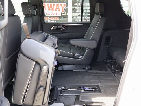 New 2025 Chevrolet Suburban Premier image 31