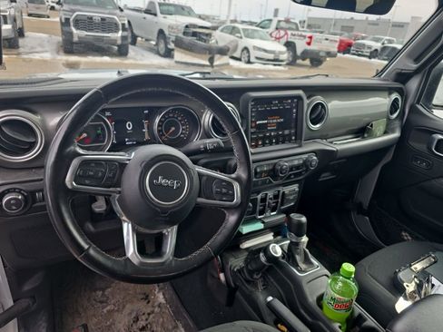 Used 2022 Jeep Gladiator Overland w/ Cold Weather Group image 11