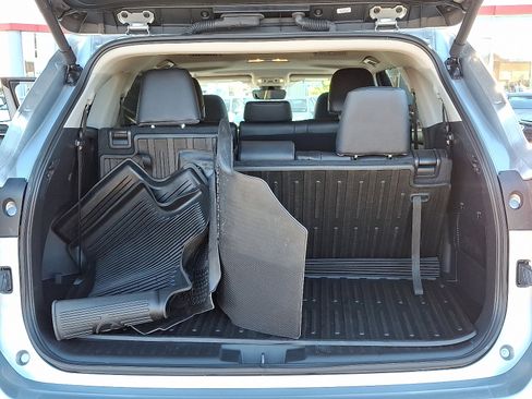 Certified 2024 Toyota Highlander XLE image 29