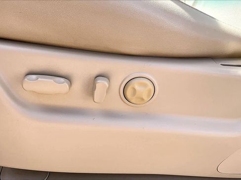 Used 2012 Cadillac Escalade Premium image 31