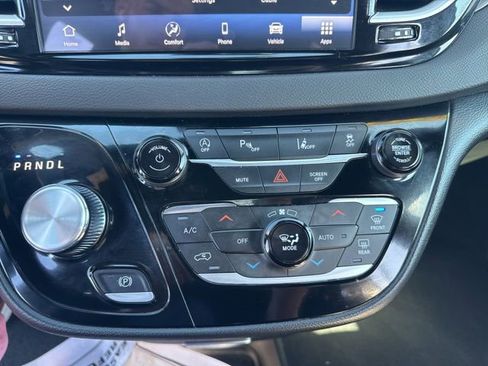 Used 2025 Chrysler Pacifica Select image 38
