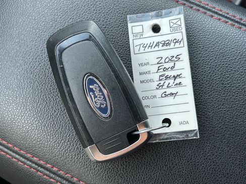 Used 2025 Ford Escape ST-Line AWD/4WD image 35