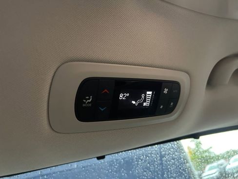 Used 2021 Chrysler Pacifica Touring-L image 37