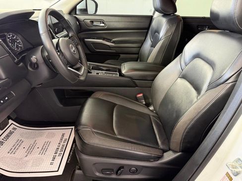 Used 2024 Nissan Pathfinder SL w/ Black Appearance Package FWD image 17