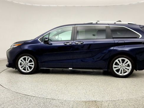 Used 2023 Toyota Sienna Platinum image 8