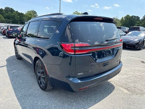 Used 2025 Chrysler Pacifica Limited w/ Uconnect Theater Family Group FWD image 6