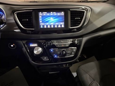 Used 2018 Chrysler Pacifica Touring Plus w/ S Appearance Package FWD image 21