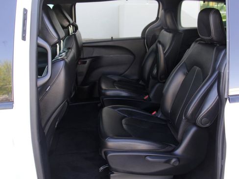 Used 2020 Chrysler Pacifica Touring-L w/ S Appearance Package FWD image 23