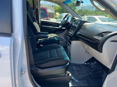 Used 2017 Dodge Grand Caravan SE w/ UConnect Hands-Free Group FWD image 10