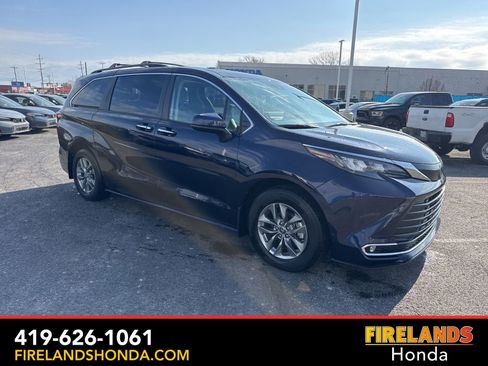 Used 2024 Toyota Sienna XLE image 7
