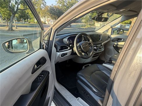 Used 2022 Chrysler Pacifica Touring-L FWD image 10