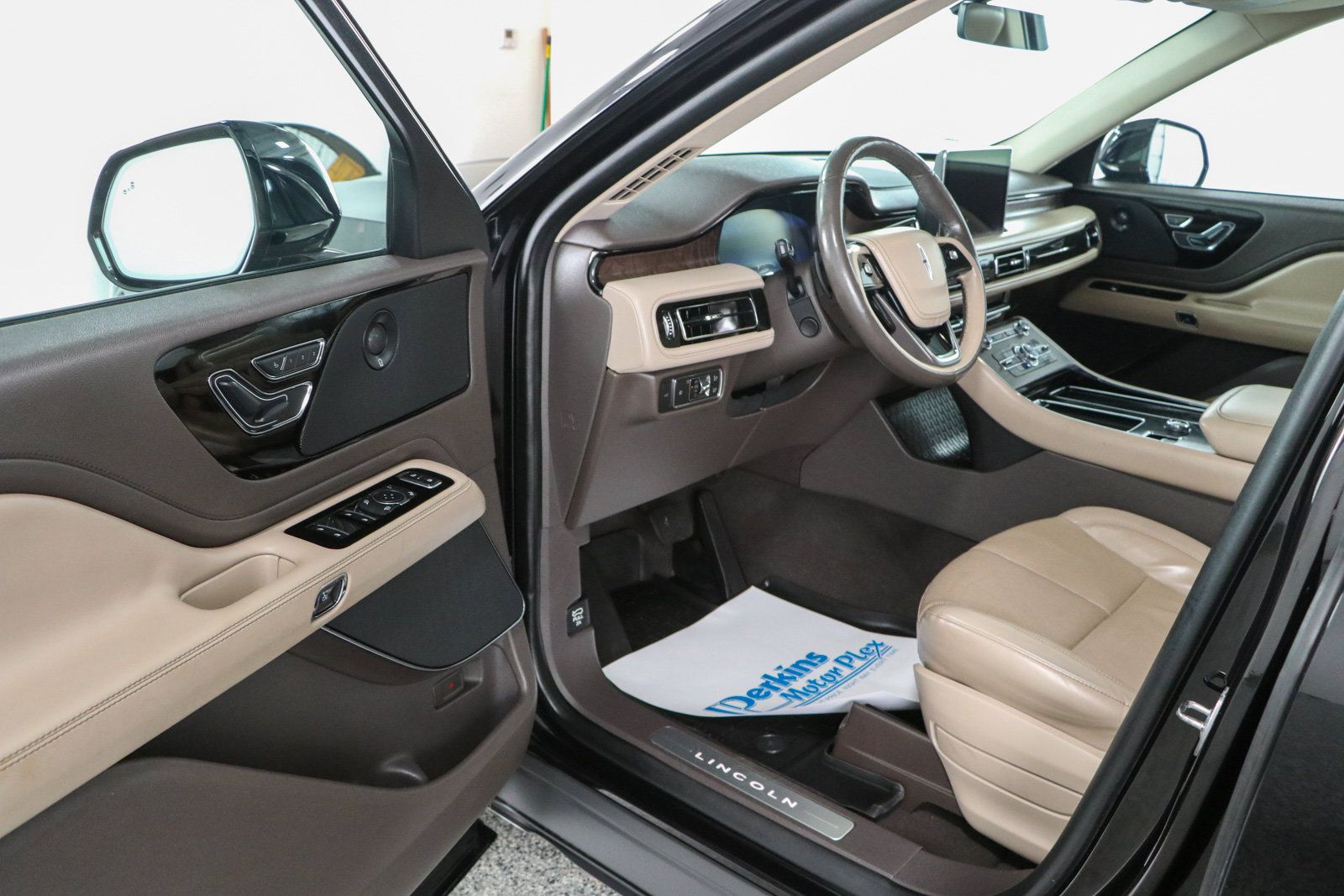 Used 2021 Lincoln Aviator Reserve w/ Equipment Group 201A AWD/4WD image 3