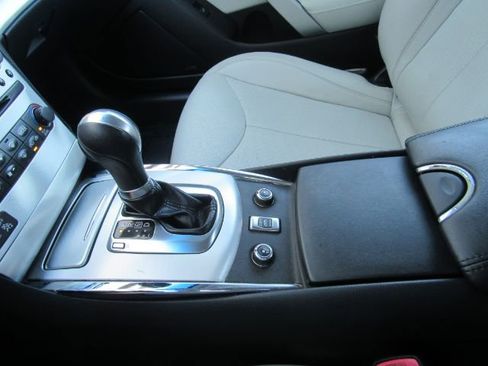 Used 2010 INFINITI G37 Convertible w/ Premium Pkg image 32
