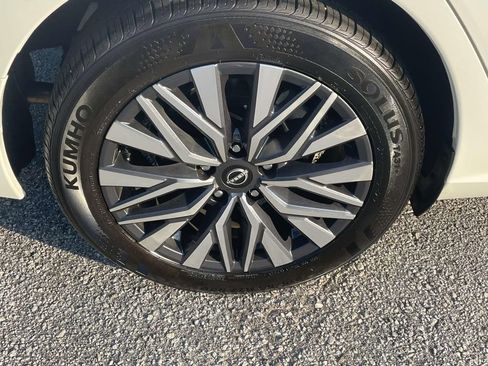 Used 2025 Nissan Altima 2.5 SV FWD image 8