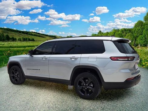 Used 2023 Jeep Grand Cherokee L Laredo RWD image 4