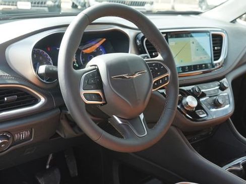 New 2026 Chrysler Pacifica Pinnacle FWD image 18