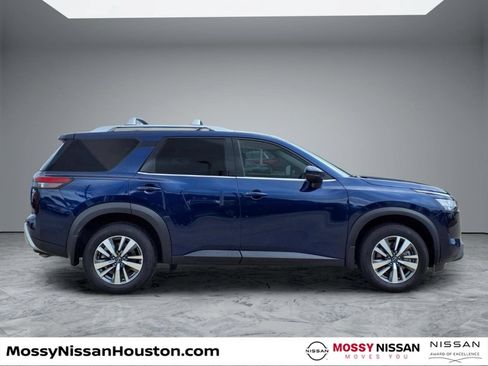 Used 2024 Nissan Pathfinder SL AWD/4WD image 8