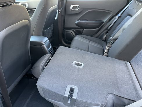 Used 2025 Hyundai Venue SEL image 15