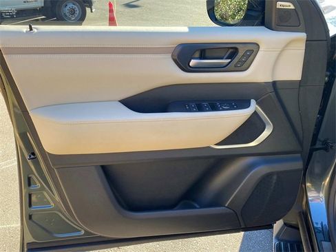 Used 2025 Nissan Armada Platinum image 13