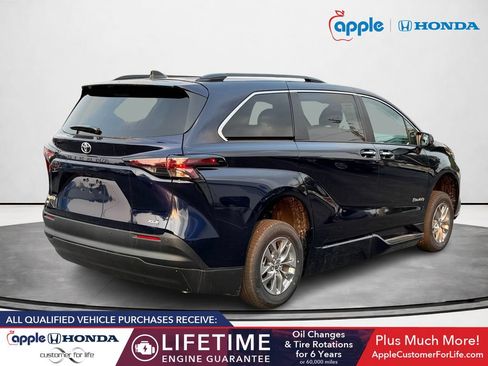 Used 2026 Toyota Sienna XLE FWD image 3