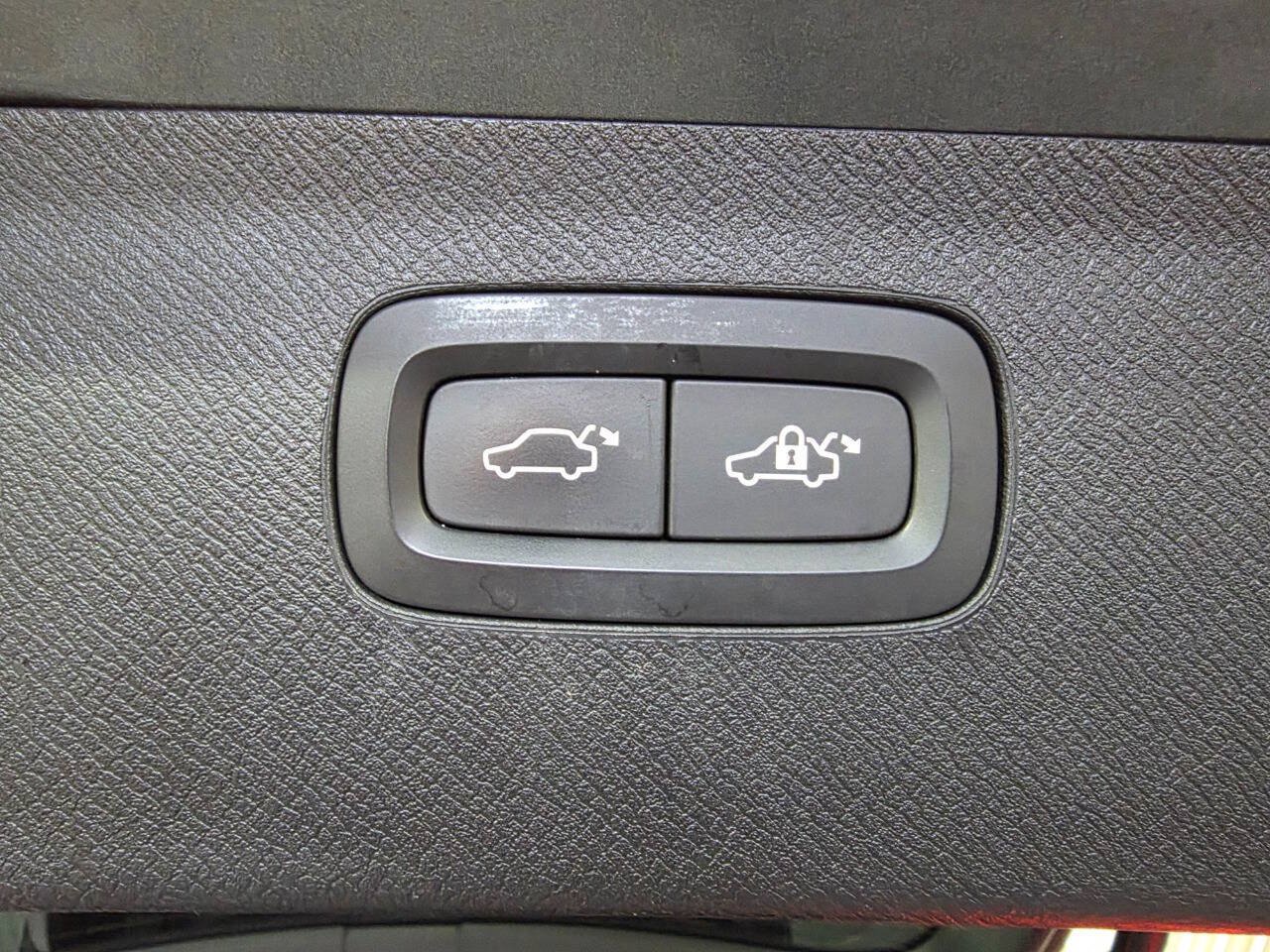 Used 2016 Volvo XC90 T6 Momentum w/ Momentum Plus Package AWD/4WD image 37
