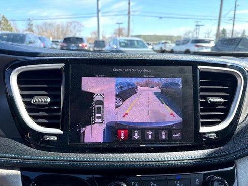 Used 2021 Chrysler Pacifica Touring-L w/ Uconnect Theater Family Group image 2