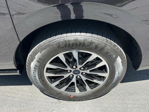 Used 2025 Ford Expedition Max Platinum AWD/4WD image 11