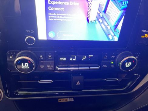 Used 2024 Toyota Highlander XLE image 17