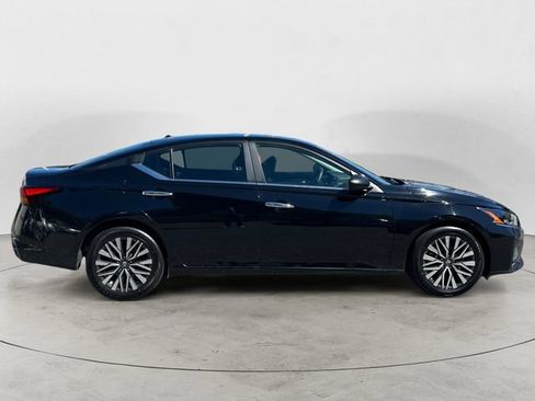 Used 2024 Nissan Altima 2.5 SV FWD image 6